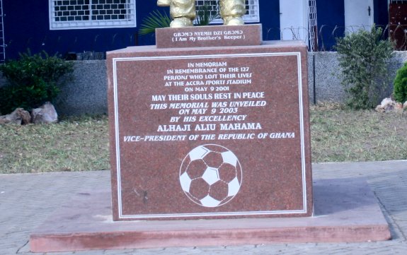 Detailaufnahme: Sockel des Denkmals mit Inschrift