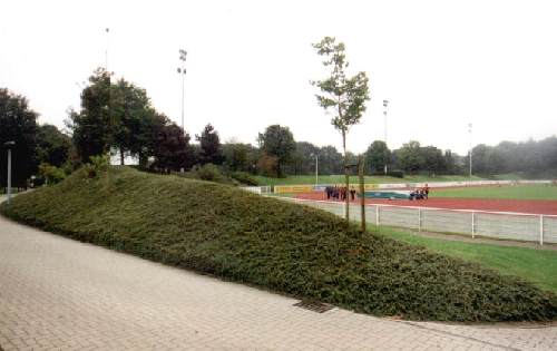 Sportzentrum Rhede - Gegenseite und Rckseite des Walls