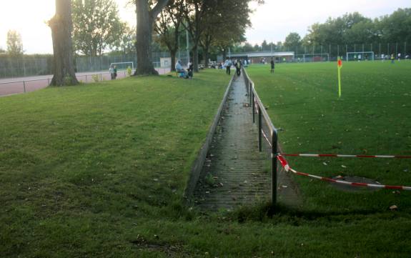 Sportplatz Autobahn