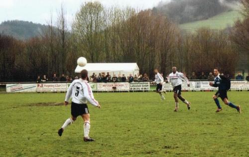 Sportplatz Roßbach - ... aber dafr stehen auf der Gegenseite auch ein paar Leute.