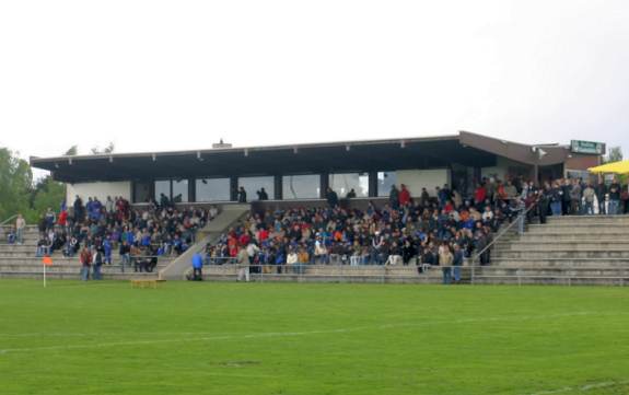 Stadion am Fünften - Tribüne besetzt