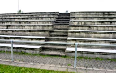 Stadion am Fünften - Stufen mit Treppe neben der Tribüne