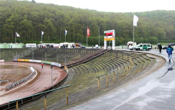 Leimbachstadion - Blick in die Kurve