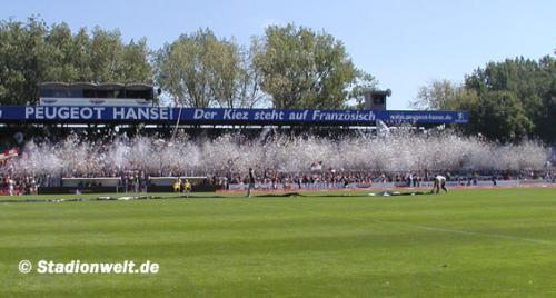 Millerntor - Konfettiaktion bei Stadionwelt