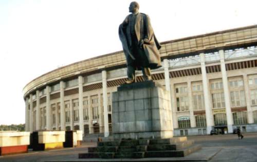 Stadion Luschniki - Der alte Namensgeber wacht vorm Eingang