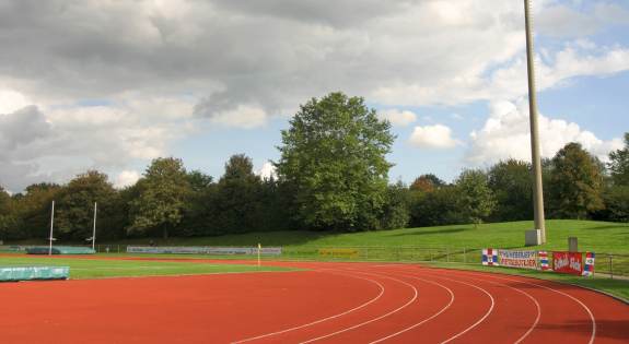 Aggerstadion - Kurve und Gegenseite mit Graswall