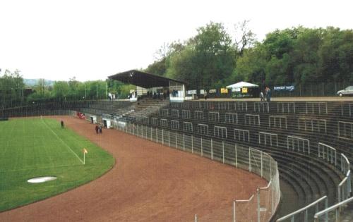 Hermann-Neuberger-Stadion - Blick von anderen Kurve auf die Tribne