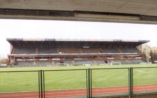 Regenboogstadion - Haupttribüne von der Gegenseite aus gesehen