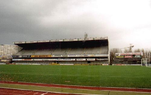 Regenboogstadion - Gegentribüne von der Hauptseite aus gesehen