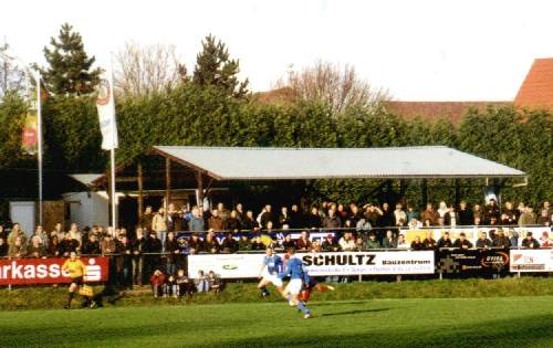 Stadion an den Schulstraße - Nicht die Tribüne, sondern die Terasse der Würstchenbude