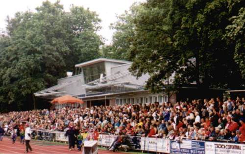 Stadion Kronenbusch - Ovales Gebäude mit gut erkennbarer Stummelüberdachung für ein paar Stehplätze