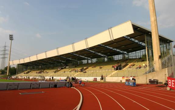 Lohrheidestadion - Osttribüne Frontansicht