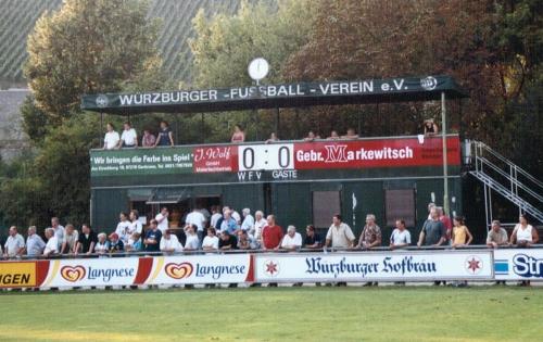 Sepp-Endres-Sportanlage - Kiosk, Anzeigtafel und Mini-Tribüne in Einem